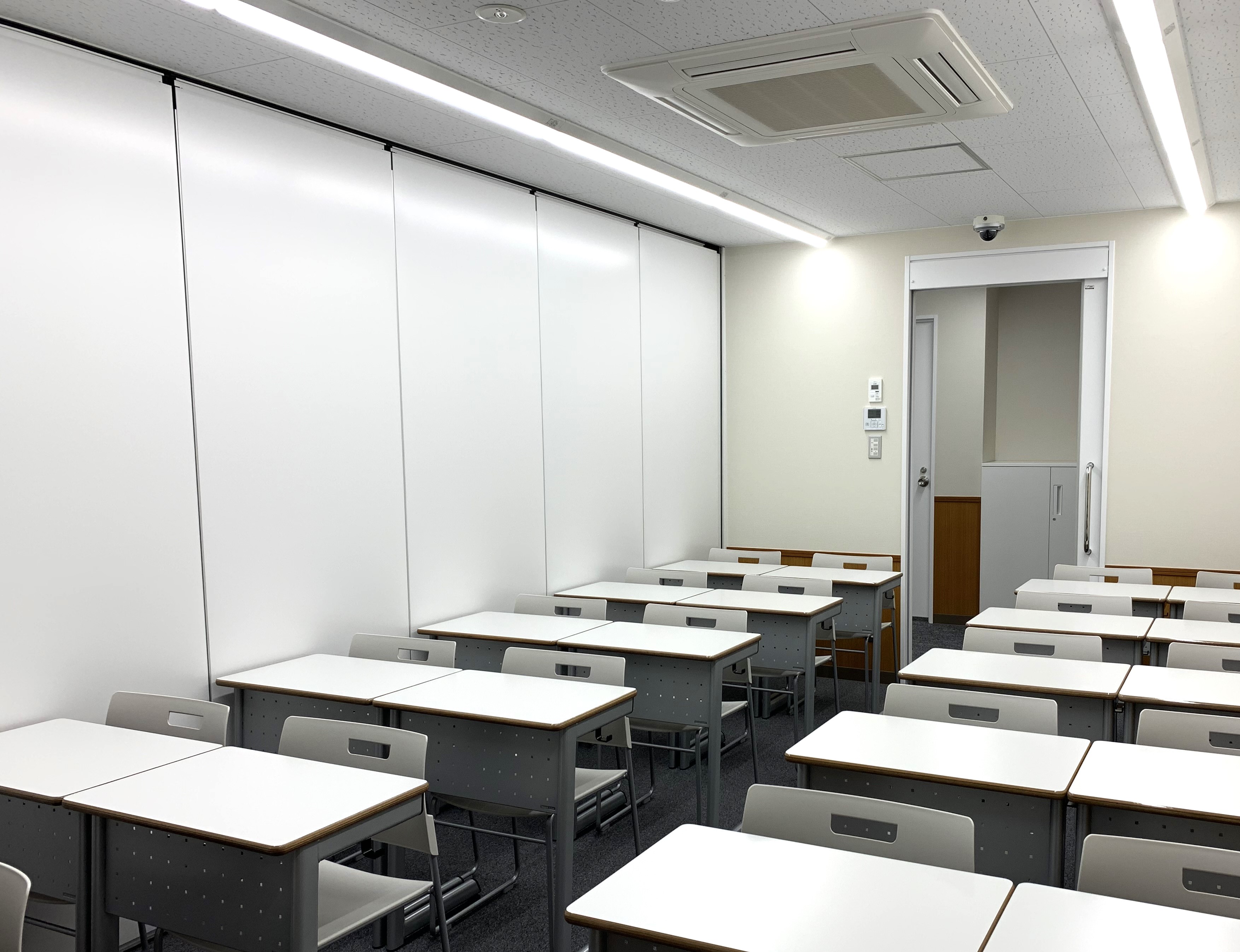 移動間仕切り壁のある講義室