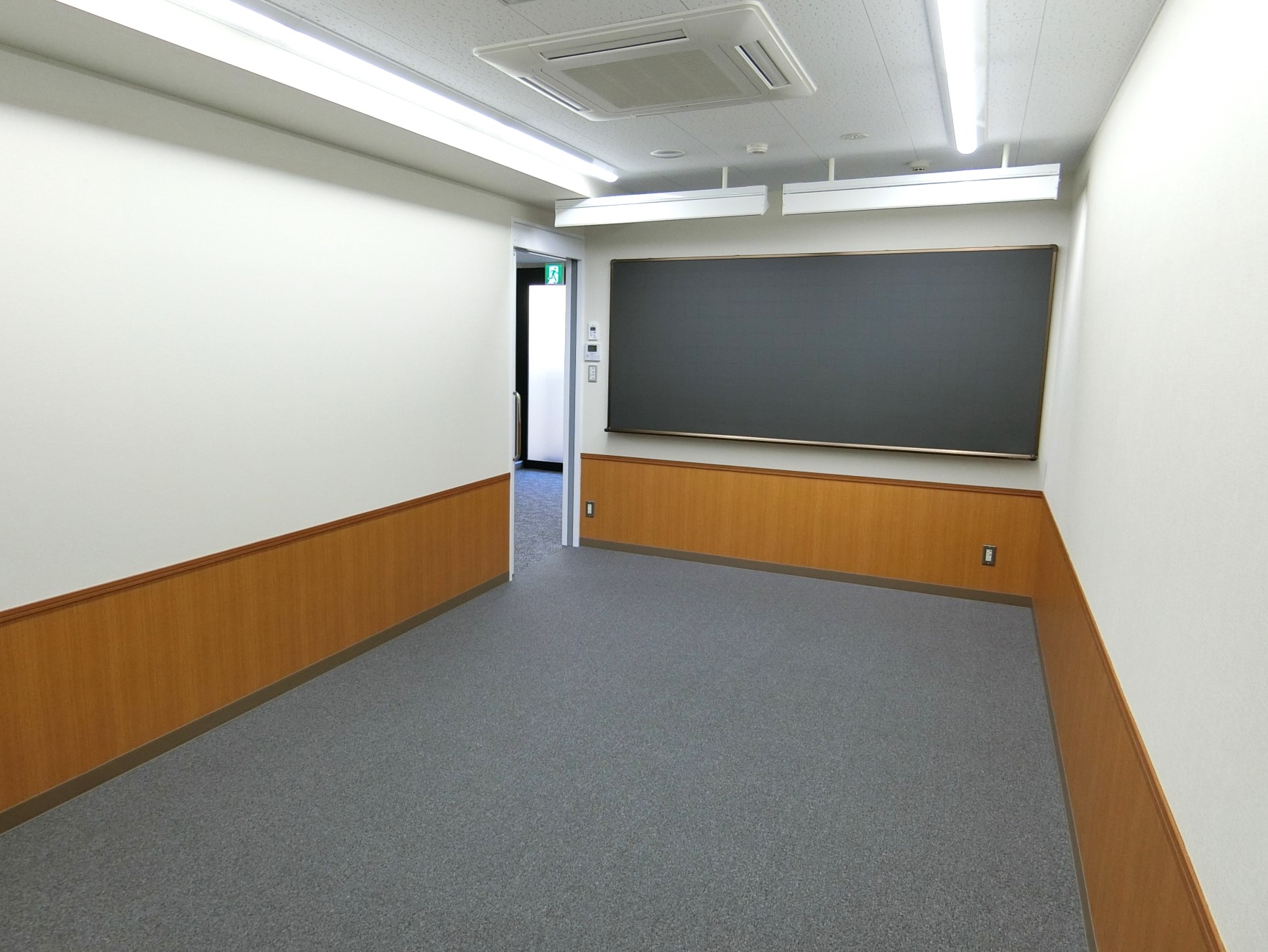 腰壁で保護された壁