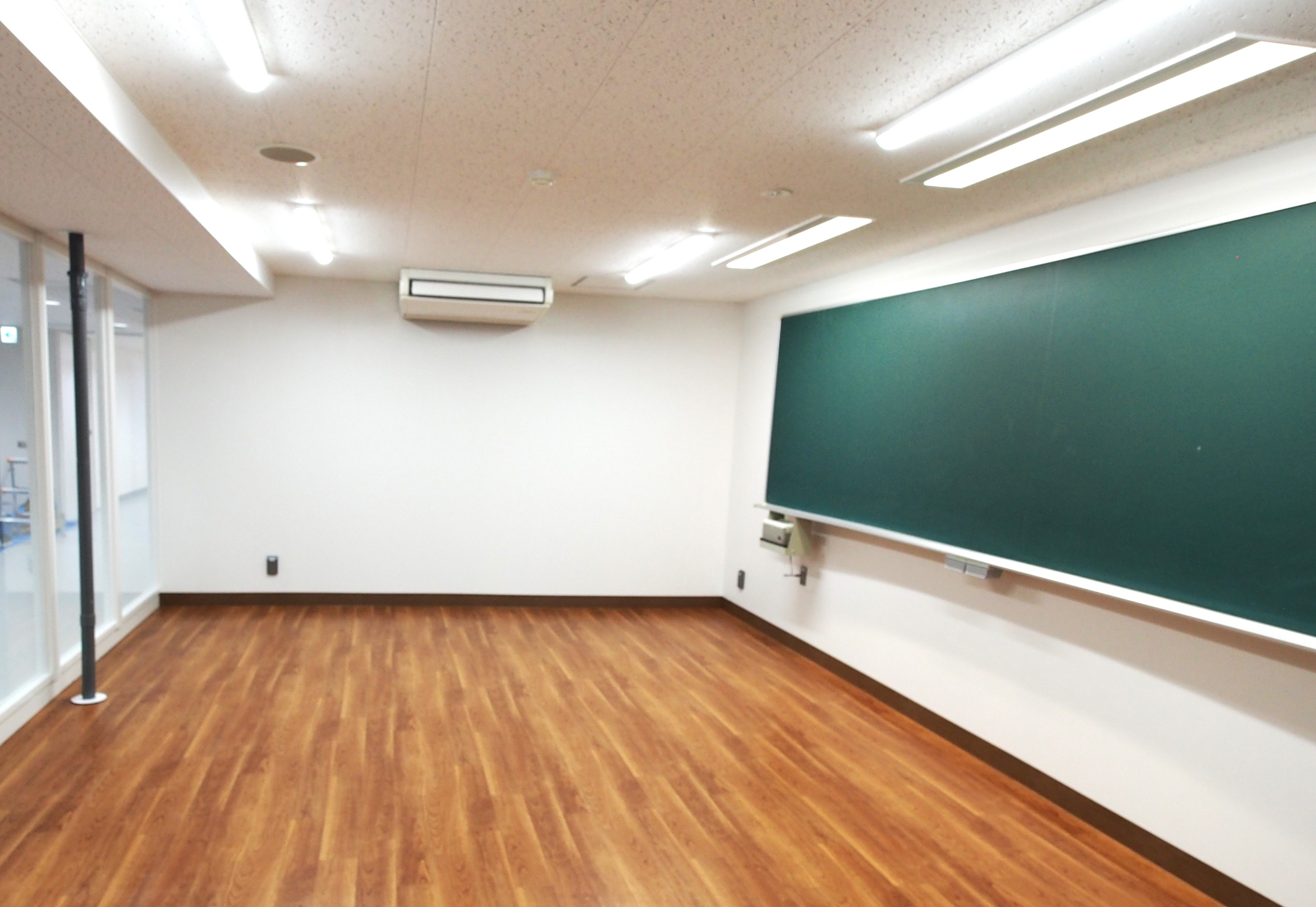 黒板灯と照明計画が整った教室